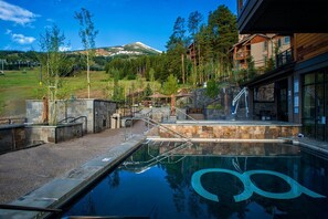 Outdoor Pool / Hot Tubs