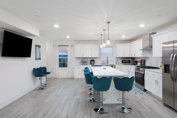 Lofty Full Kitchen with Spacious Island