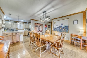 Dining Area | Dishware/Flatware Provided | Main Floor