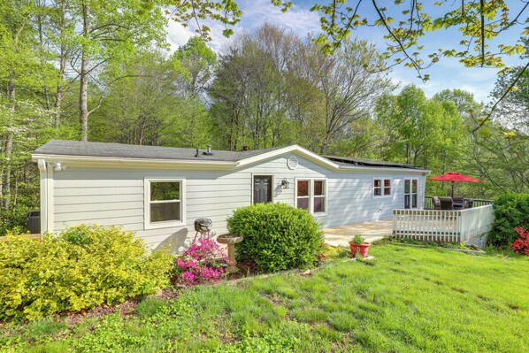 Fairview Vacation Rental | 3BR | 2BA | 1,500 Sq Ft | 1 Step to Access