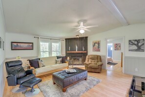 Living Room | Free WiFi | Smart TV | Gas Fireplace | Futon