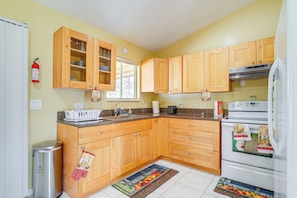 Kitchen | Toaster | Trash Bags & Paper Towels