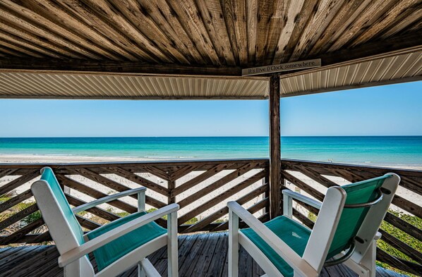 Huge family deck overlooking the Gulf