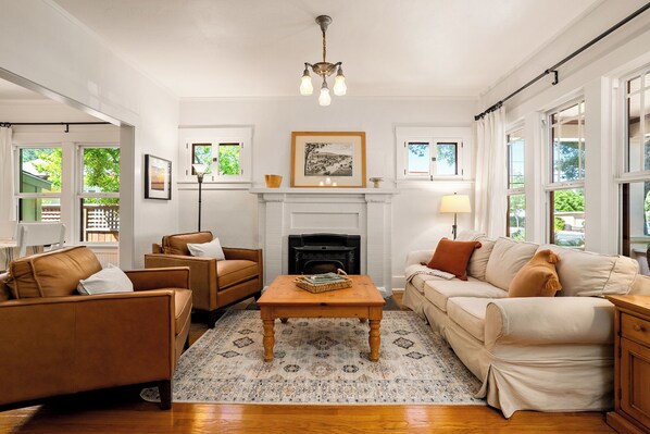 Renovated bungalow near downtown