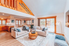 Warm & Inviting: Charming Simplicity in the Living Room