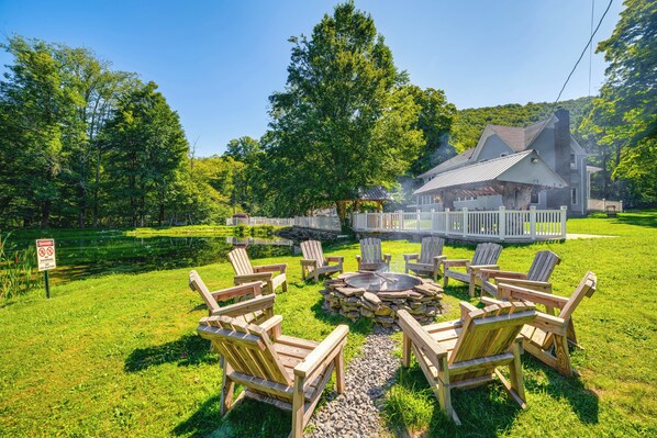 Roscoe Vacation Rental | 12BR | 13BA | 1 Step to Enter | 8,500 Sq Ft