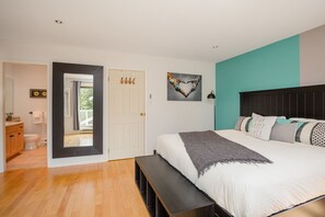 Primary bedroom with king bed, private balcony & en-suite