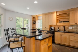 Fully equipped kitchen w/ large island