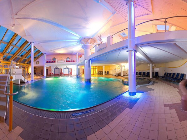 Wasser, Eigentum, Schwimmbad, Licht, Azurblau, Gebäude, Freizeit, Grundeigentum, Ferienort, Spass