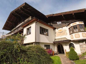 Pflanze, Himmel, Gebäude, Wolke, Eigentum, Fenster, Haus, Hütte, Wohngebiet, Fassade