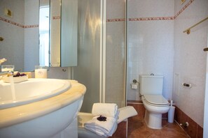 Salle de bain avec douche