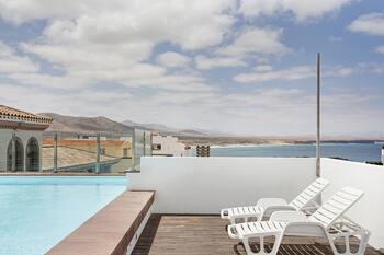 Vacation Studio 'Estudio Vista Mar 5' with Sea View, Shared Pool and Wi-Fi