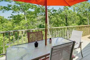 Deck | Outdoor Dining Area | Gas Grill