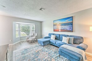 Living Room | Central Air Conditioning & Heating | Smart TV | Board Games