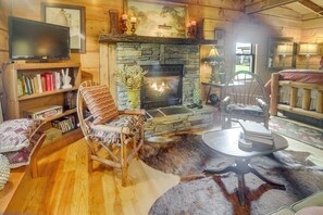 Living Area | 1st Floor | Smart TV | Free WiFi | Wood-Burning Fireplace