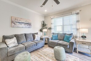 Living Room | Free WiFi | Central Heating & A/C | Smart TV