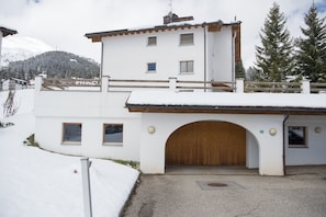 Einfahrt Garage