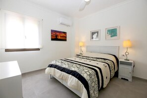 Bedroom with air conditioning and double bed (140x190cm)