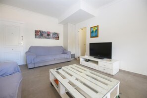 More pictures of the bright lounge area 