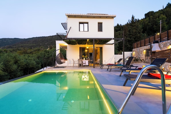 Villa Ilianthi outdoor area with pool, sunbeds, outdoor shower and barbeque
