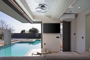 Living room area with direct access to the pool
