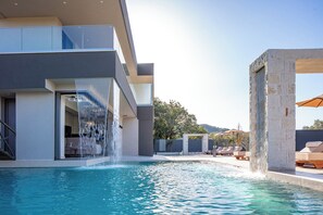 The exterior of Villa Elinor covers 1100 m2 and promises nothing less than the making of unforgettable moments with your loved ones