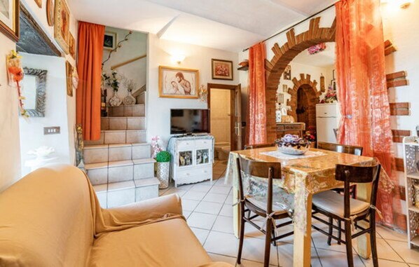 Autumn, Dining Room, Living Room, Spring, Summer