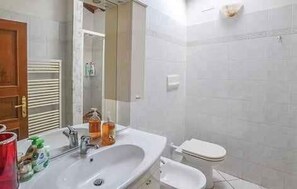 Autumn, Bathroom, Spring, Summer