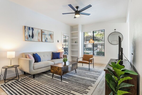 2BR CozySuites at Kierland Commons with pool #02