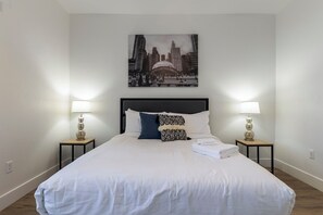 Bedroom 1 - Queen Bed