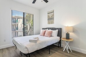 Bedroom 1 - Queen Bed