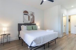Bedroom 1 - Queen Bed