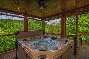 Outdoor spa tub