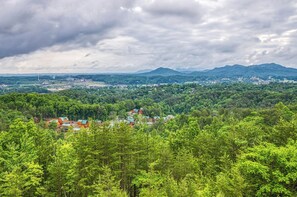 Smoky Mountain Cabin with a View "Mountown Moments Vista" - Panoramic mountain views from deck