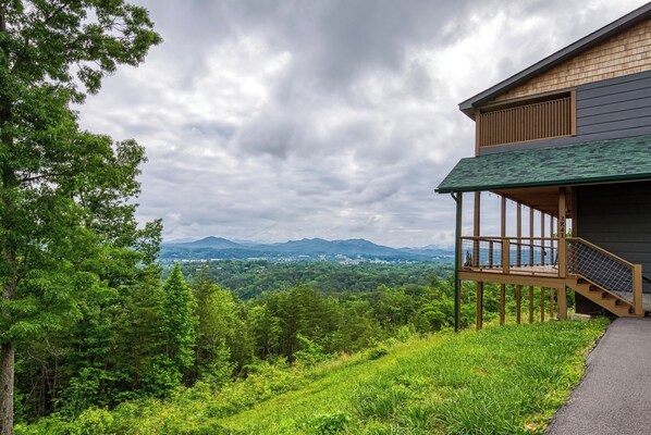 Pigeon Forge Cabin with a View "Mountown Moments Vista" - Overlooking Pigeon Forge and the Great Smoky Mountains