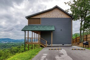 Pigeon Forge Cabin with a View "Mountown Moments Vista" - Parking area