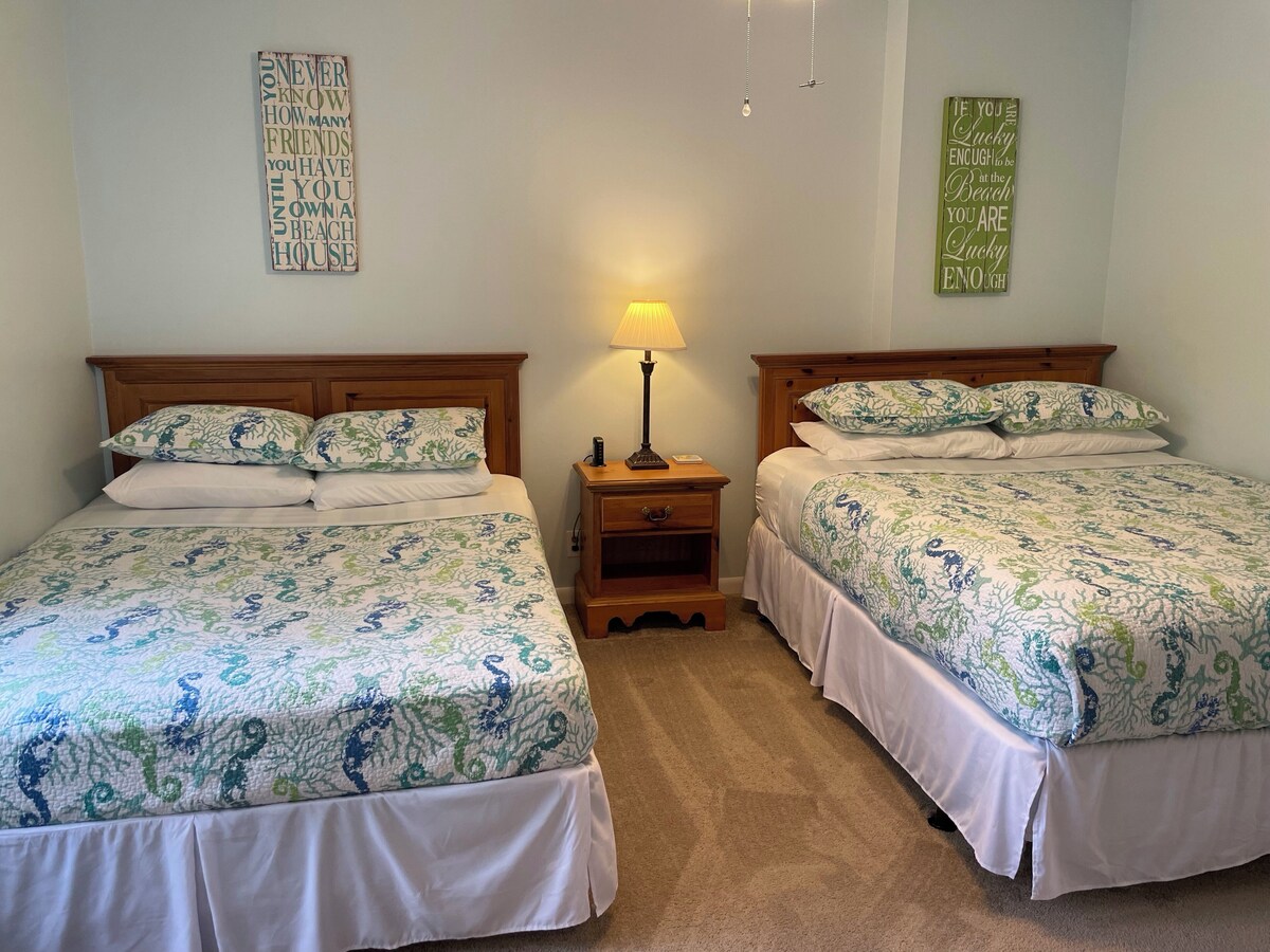 Beach getaway with pool, bikes and king bed!