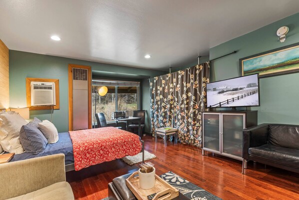 Full view: Queen bed, TV and dining nook with window view
