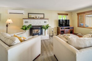 Living Room | 1st Floor | Central Heating & A/C | Free WiFi | Smart TV