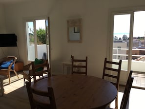 Salon séjour directement sur le balcon plein sud avec une belle vue mer