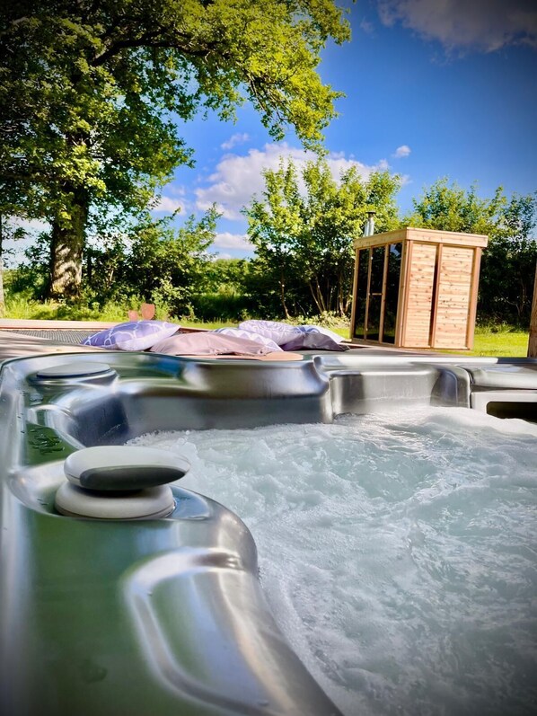 Outdoor spa tub