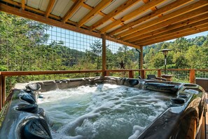 Outdoor spa tub