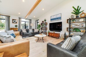 Living Area | Smart TV w/ Cable | Board Games | Pack 'n Play