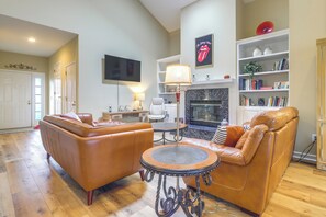 Living Room | Single-Story Home | Pool Table