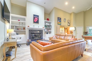 Living Room | Smart TV | Fireplace | Free WiFi