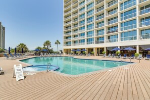 The Galvestonian | Community Amenities | Pool | Spa | Sundeck