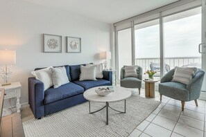 Living Room | Queen Sleeper Sofa | Free WiFi | Central A/C | Smart TV