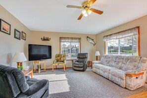Living Room | Free WiFi | Central A/C & Heat