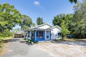 Parking | Driveway (4 Vehicles) | RV/Trailer