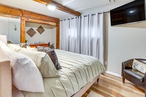 Cozy vibes brought to you by wood beams and a dreamy bed in this king bedroom 😍